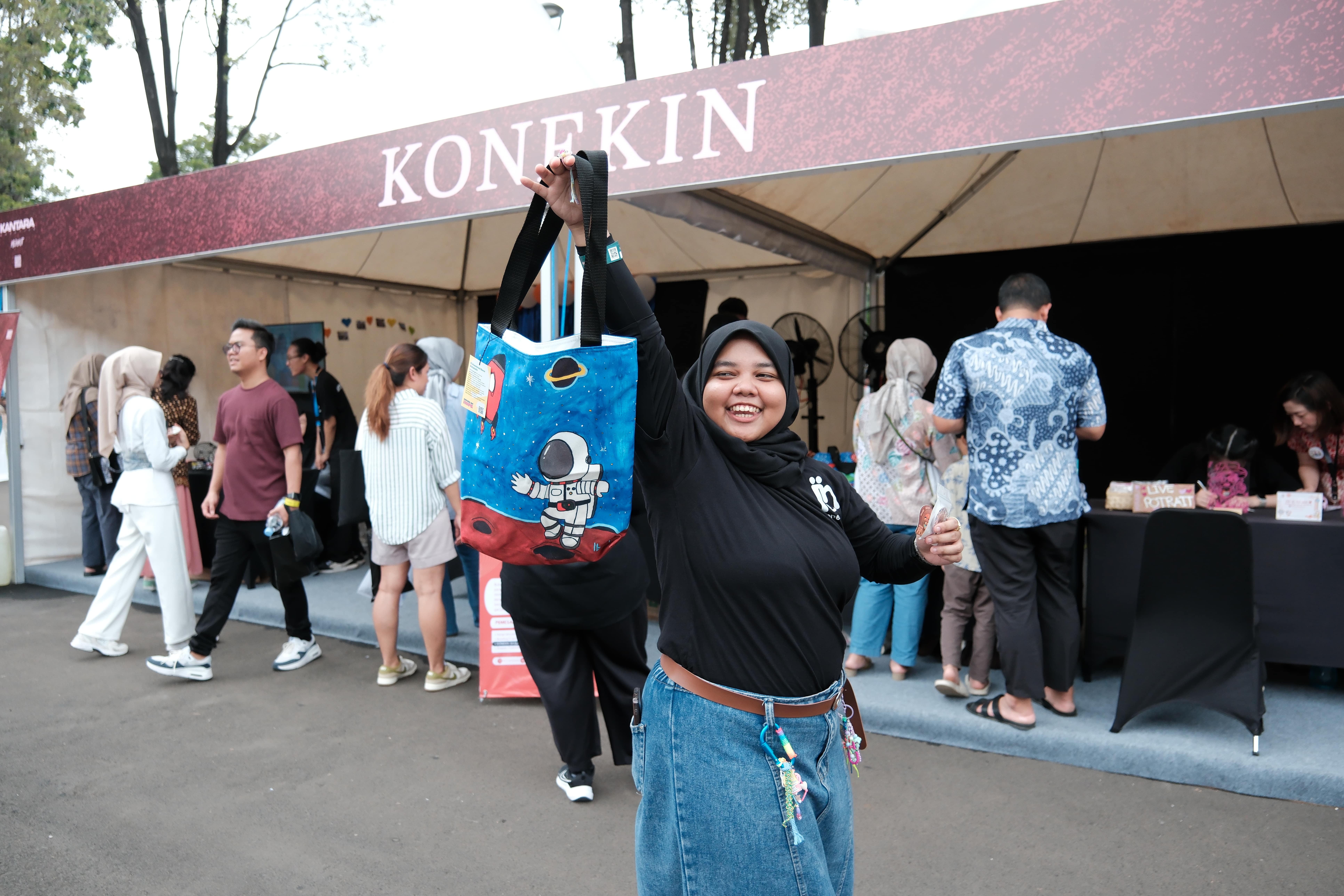 Pose Foto Tim Inklusif